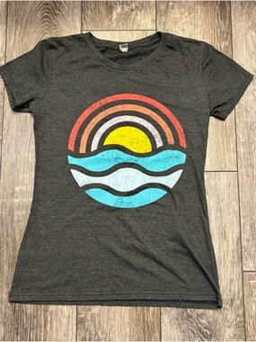 Instant Message Simple Sunset Waves Short Sleeve Graphic T-Shirt- Size Small